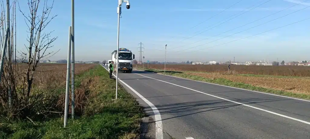 Camiones en tránsito por carretera vigilados por el sistema Bison con cámaras y sensores de pesaje dinámico en la provincia de Monza.