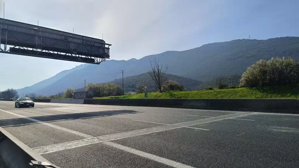 Calzada de autopista con sensores iWIM integrados y vehículos que pasan en San Vittore