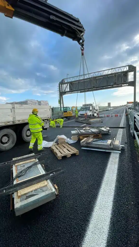 Lifting operations and installation of iWIM modules on highway in Vasto with crane and technical team